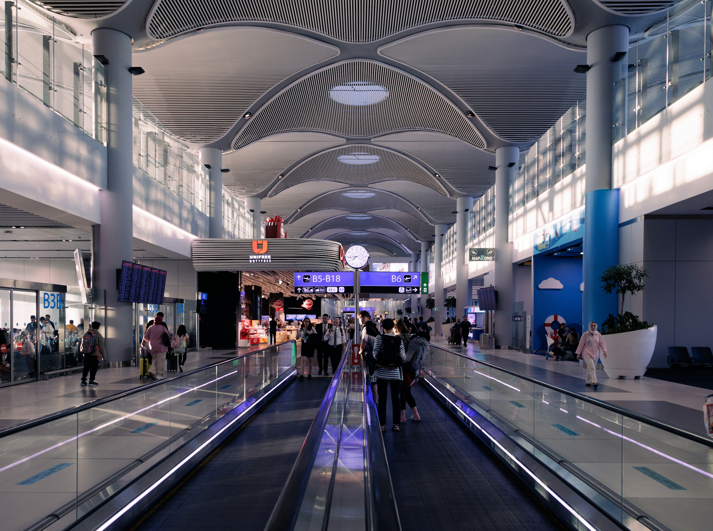 China introduces instant tax refunds for foreign tourists